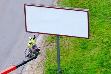 hombres montando publicidad